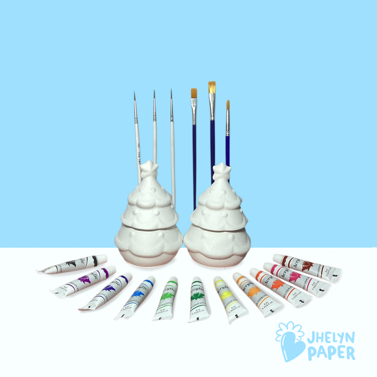 Pinitos de Amor te invita a pintar y decorar dos arbolitos de cerámica que pueden usarse como portavela o alhajero. Es un kit pensado para compartir un momento cálido y creativo, acompañado de seis pinceles, dos godetes y doce pinturas perfectas para darle vida a cada detalle navideño.